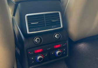 Подержанный автомобиль Audi Q7 2010 года (15 фото)
