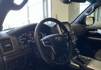 Подержанный автомобиль Toyota Land Cruiser Suv 2018 года (7 фото)