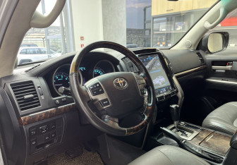 Подержанный автомобиль Toyota Land Cruiser Suv 2008 года (7 фото)