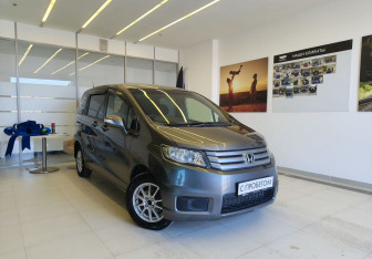 Подержанный автомобиль Honda Freed 2011 года (3 фото)