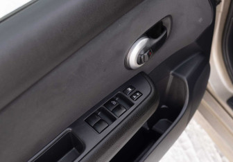 Подержанный автомобиль Nissan Tiida Hatchback 2012 года (15 фото)