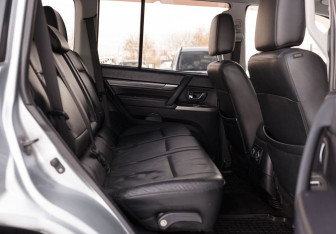 Подержанный автомобиль Mitsubishi Pajero 2011 года (18 фото)