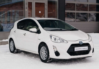 Подержанный автомобиль Toyota Aqua 2016 года (3 фото)