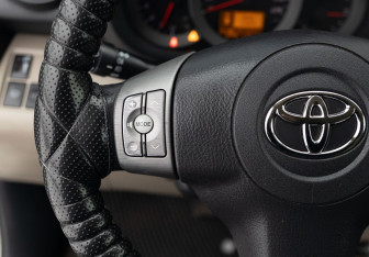 Подержанный автомобиль Toyota RAV4 2007 года (11 фото)