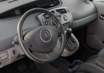 Подержанный автомобиль Renault Scenic 2007 года (11 фото)