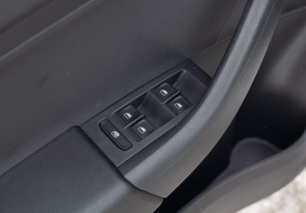 Подержанный автомобиль Skoda Rapid Wagon 2014 года (15 фото)