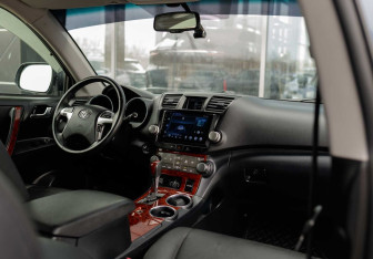 Подержанный автомобиль Toyota Highlander 2011 года (10 фото)