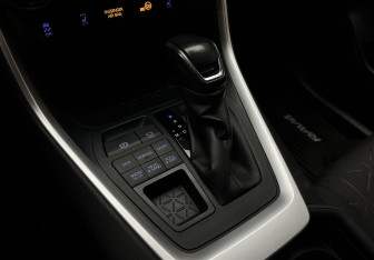 Подержанный автомобиль Toyota RAV4 2022 года (12 фото)