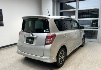 Подержанный автомобиль Toyota Ractis 2009 года (5 фото)