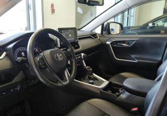 Подержанный автомобиль Toyota RAV4 2021 года (7 фото)