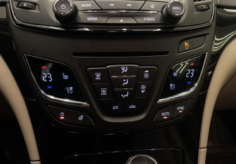 Подержанный автомобиль Opel Insignia Sedan 2014 года (12 фото)