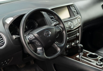 Подержанный автомобиль Nissan Pathfinder 2014 года (11 фото)
