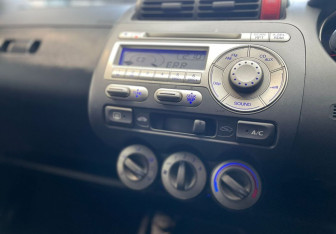 Подержанный автомобиль Honda Fit 2006 года (14 фото)