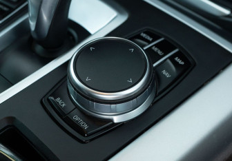 Подержанный автомобиль BMW X5 2017 года (21 фото)