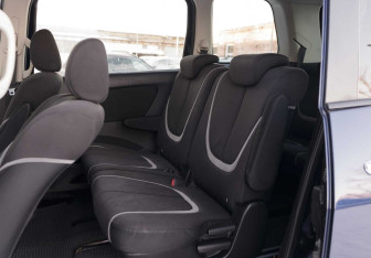 Подержанный автомобиль Mazda Biante 2009 года (17 фото)