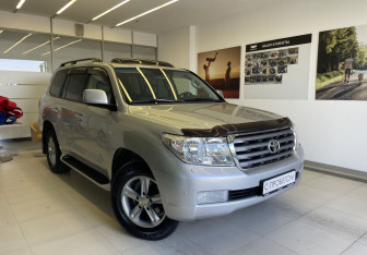 Подержанный автомобиль Toyota Land Cruiser Suv 2010 года (3 фото)
