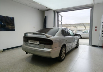 Подержанный автомобиль Subaru Legacy Sedan 2001 года (4 фото)
