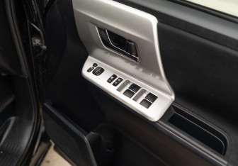 Подержанный автомобиль Toyota Voxy Minivan 2011 года (16 фото)