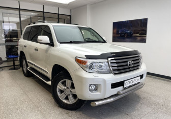 Подержанный автомобиль Toyota Land Cruiser Suv 2013 года (4 фото)