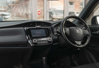 Подержанный автомобиль Toyota Corolla Wagon 2015 года (10 фото)