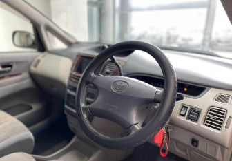 Подержанный автомобиль Toyota Nadia 1998 года (8 фото)