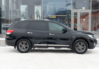 Подержанный автомобиль Nissan Pathfinder 2015 года (4 фото)