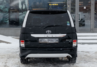 Подержанный автомобиль Toyota ISis 2013 года (6 фото)