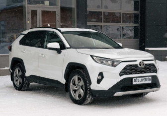 Подержанный автомобиль Toyota RAV4 2020 года (3 фото)
