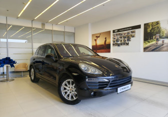 Подержанный автомобиль Porsche Cayenne 2012 года (3 фото)