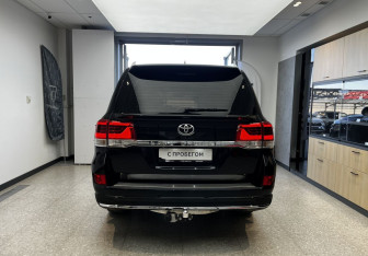Подержанный автомобиль Toyota Land Cruiser Suv 2014 года (5 фото)