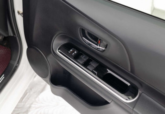 Подержанный автомобиль Toyota Aqua 2016 года (16 фото)