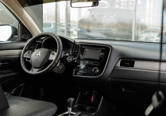 Подержанный автомобиль Mitsubishi Outlander 2012 года (12 фото)