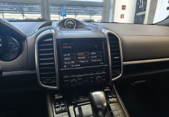 Подержанный автомобиль Porsche Cayenne 2012 года (11 фото)