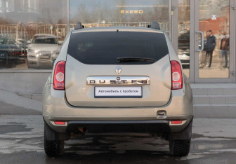 Подержанный автомобиль Renault Duster 2014 года (6 фото)