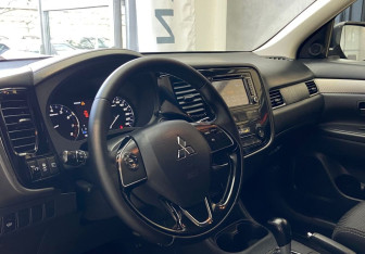 Подержанный автомобиль Mitsubishi Outlander 2016 года (13 фото)