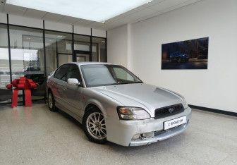 Подержанный автомобиль Subaru Legacy Sedan 2001 года (3 фото)