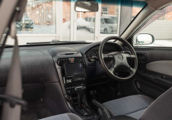 Подержанный автомобиль Nissan Wingroad 2000 года (10 фото)