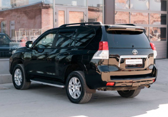 Подержанный автомобиль Toyota Land Cruiser Prado 2010 года (7 фото)