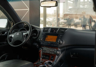 Подержанный автомобиль Toyota Highlander 2011 года (10 фото)