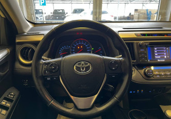Подержанный автомобиль Toyota RAV4 2013 года (11 фото)