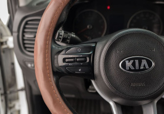 Подержанный автомобиль Kia Rio Sedan 2019 года (12 фото)