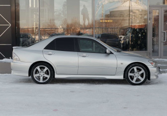 Подержанный автомобиль Toyota Altezza Sedan 2002 года (4 фото)