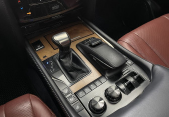 Подержанный автомобиль Lexus LX 2017 года (13 фото)