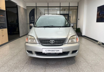 Подержанный автомобиль Toyota Nadia 1998 года (3 фото)