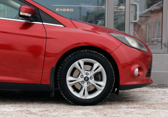 Подержанный автомобиль Ford Focus Hatchback 2012 года (9 фото)
