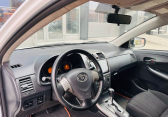 Подержанный автомобиль Toyota Corolla Sedan 2009 года (11 фото)