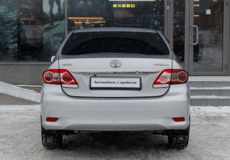 Подержанный автомобиль Toyota Corolla Sedan 2013 года (6 фото)