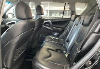 Подержанный автомобиль Toyota RAV4 2008 года (11 фото)