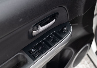 Подержанный автомобиль Suzuki Grand Vitara 2006 года (16 фото)