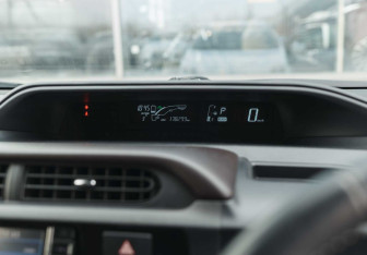 Подержанный автомобиль Toyota Aqua 2016 года (12 фото)